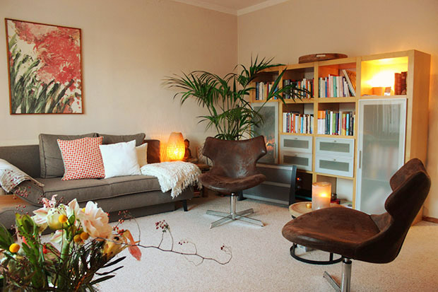 Gemütlicher Therapieraum mit Sofa und Bücherregal