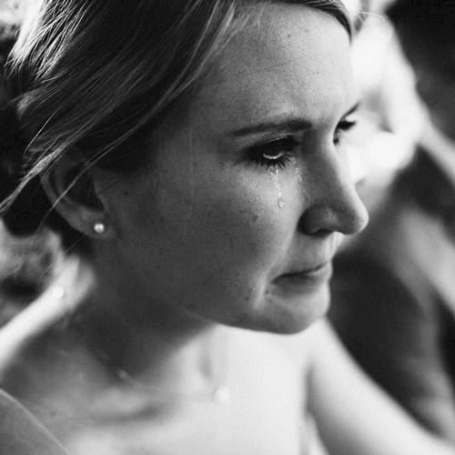 Emotionale Frau weint.