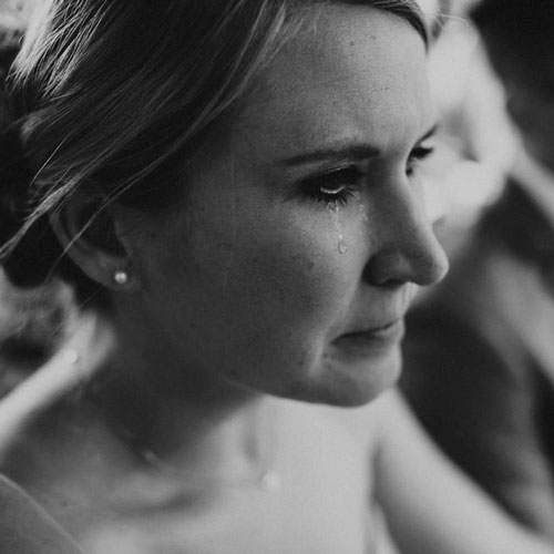 Emotionale Frau weint.