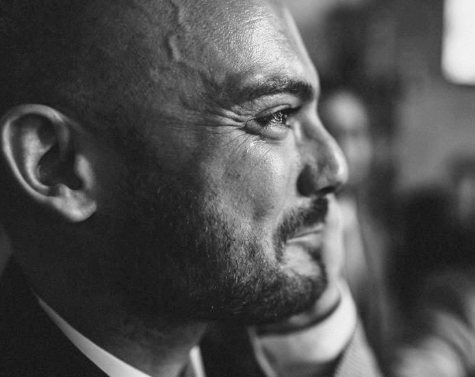Profil eines weinenden Mannes