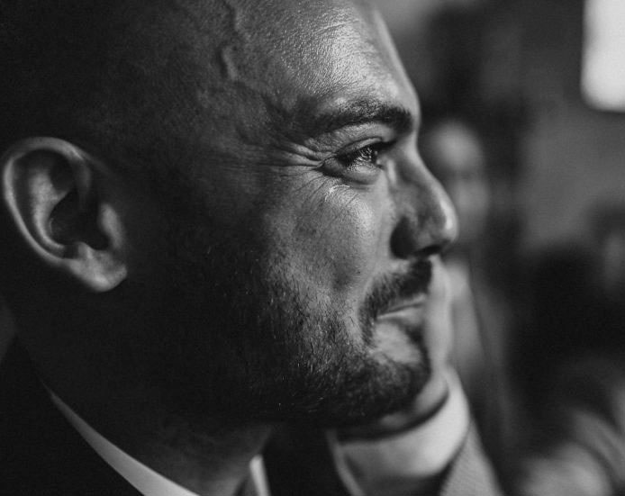 Profil eines weinenden Mannes