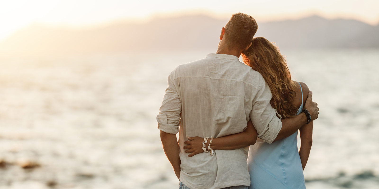 Sich umarmendes Paar am Strand