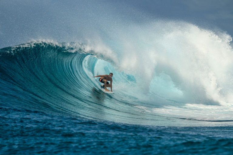 Surfer auf einer großen Meereswelle