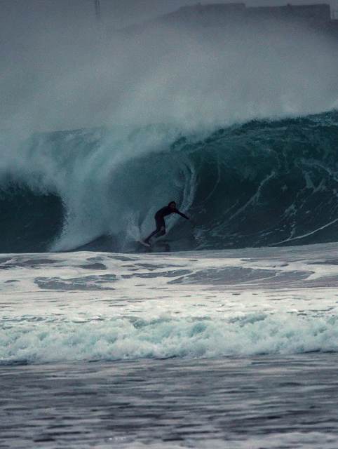Surfer in einer großen Meereswelle.